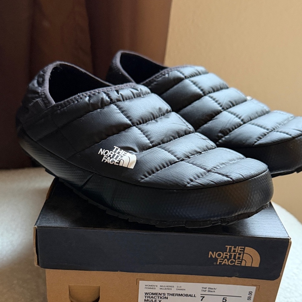 The North Face Black & Tan Branded Shoe Box - Women's Thermoball Mule V